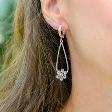 Load image into Gallery viewer, Earrings - Hanging flower
