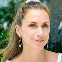 Load image into Gallery viewer, Earrings - Hanging flower
