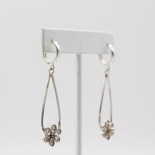 Load image into Gallery viewer, Earrings - Hanging flower
